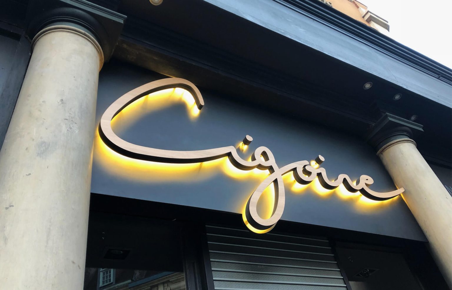 Lights4Fun Enseigne Néon "BOO" Halloween – Éclairage Violet Et Blanc En Néon Flex Sur Cadre Acrylique Transparent – Plug-in Avec Socle Amovible Et Interrupteur – Déco Murale Ou De Table – 25cm