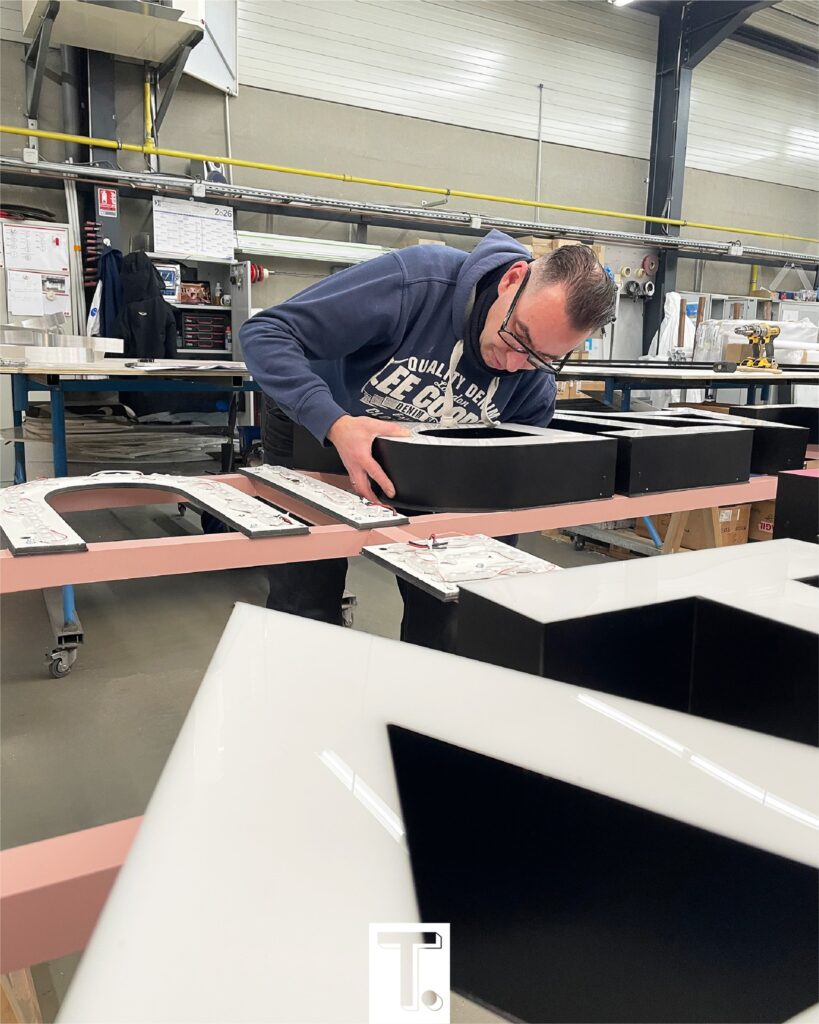 Découvrir les coulisses de la fabrication d'une enseigne, avec Teffri